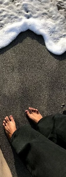 couple feet picture at beach matching pfp
